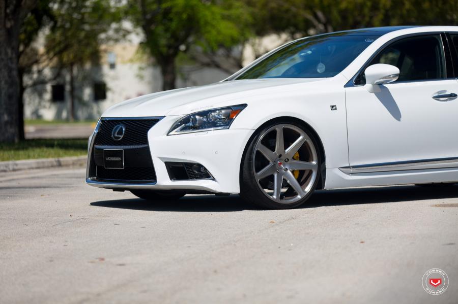 Детали экстерьера Lexus LS460 on Vossen Wheels (CG-207) 2017 года  (фото 8 из 35)